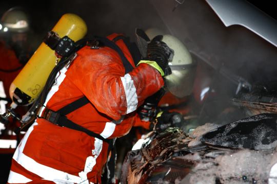 Feuer im Motorbereich eines VW Busses Unter Atemschutz wurde die Brandbekämpfung eingeleitet.