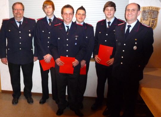 Übernahme in die aktiven Reihen Übernahme aus der Jugendwehr in die Feuerwehr -v.l.n.r.: Karl Rieke, Christoph Nutsch, Angelo Erbes, Dominik Oelze, Robert Brünig, Jens Nolte