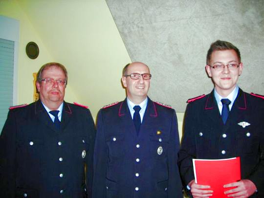 Übernahme von Simon Siebert (rechts) von der Jugendfeuerwehr in die Feuerwehr.