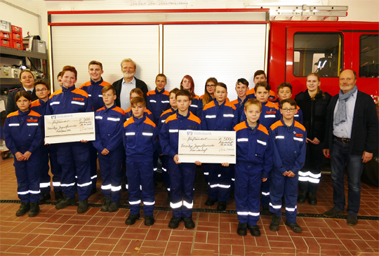 Vermessungsbüro Reinecke & Geries unterstützt mit 1000 Euro die Jugendarbeit der freiwilligen Feuerwehren in zwei Seesener Ortsteilen. 